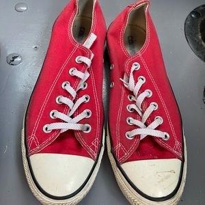 Woman’s 9/men’s 7 red converse